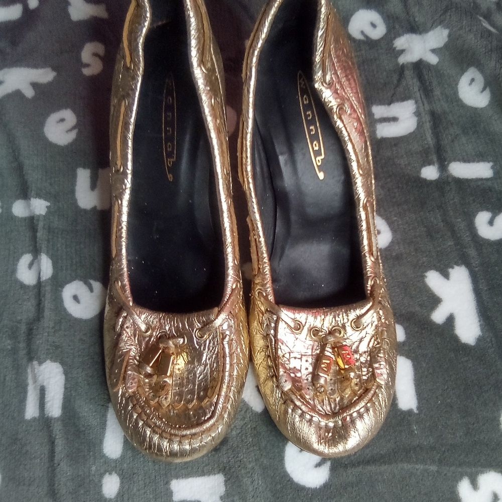 woman's metallic gold pump slightlyworn  size 38